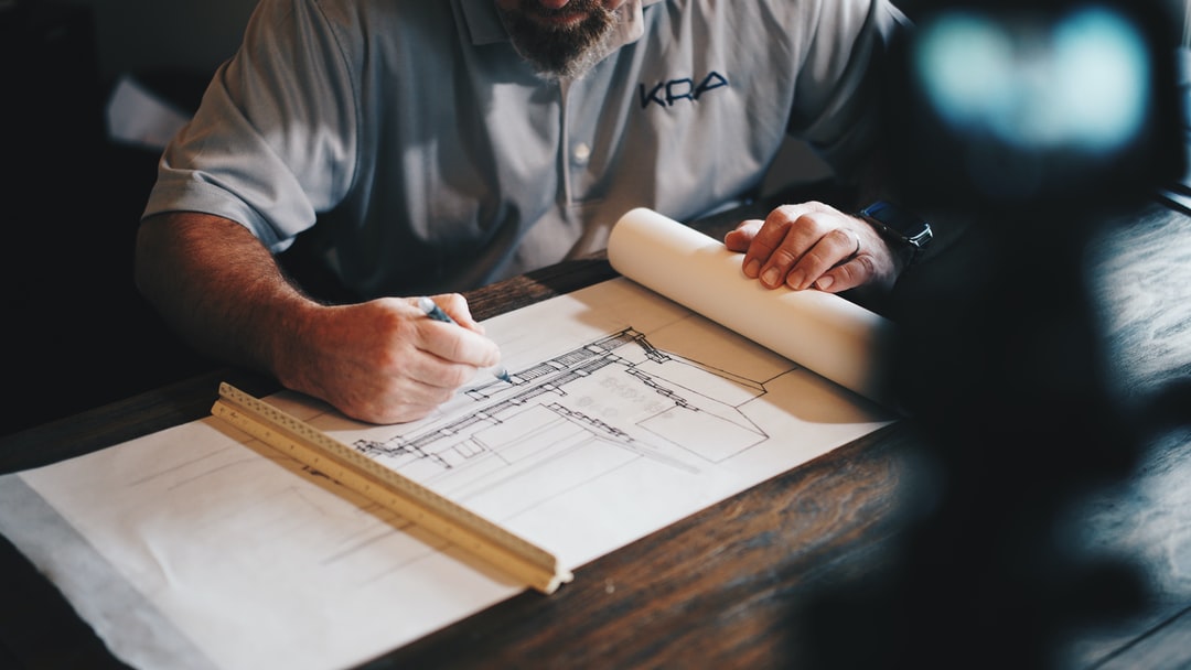 Architect aan de tekentafel