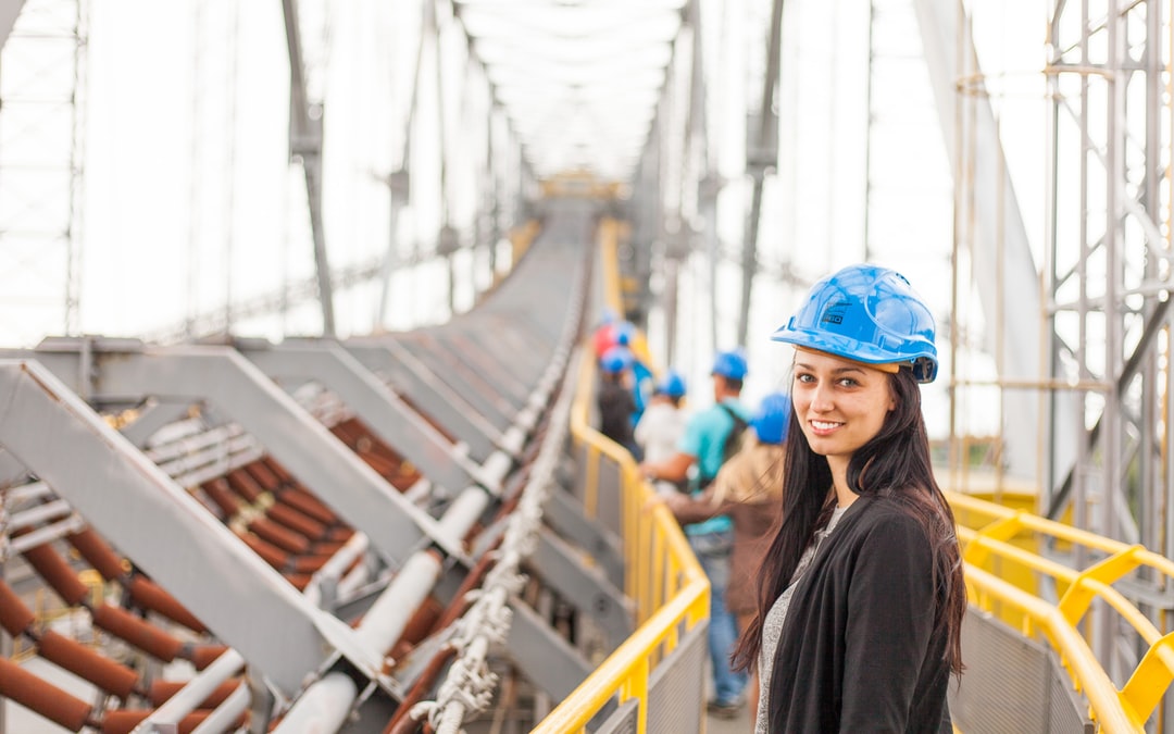 Medewerkster op bouwsite